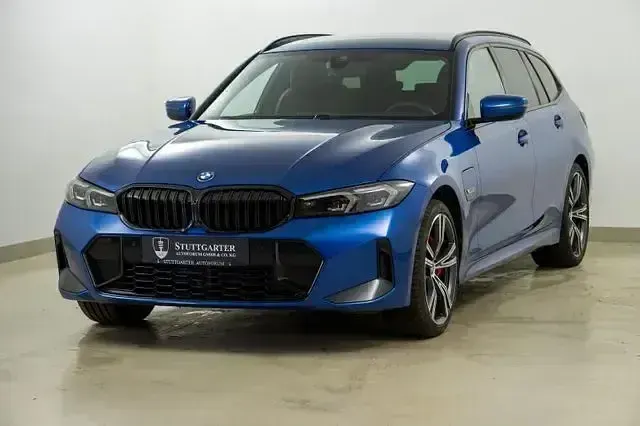 Gebraucht BMW 330e M Sport 292 PS (214 kW) 2022 Portimao blau m Kombi