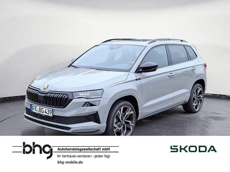 Grau Neu 2025 Skoda Karoq SportLine SUV | 46.990 € - Bild 1/4