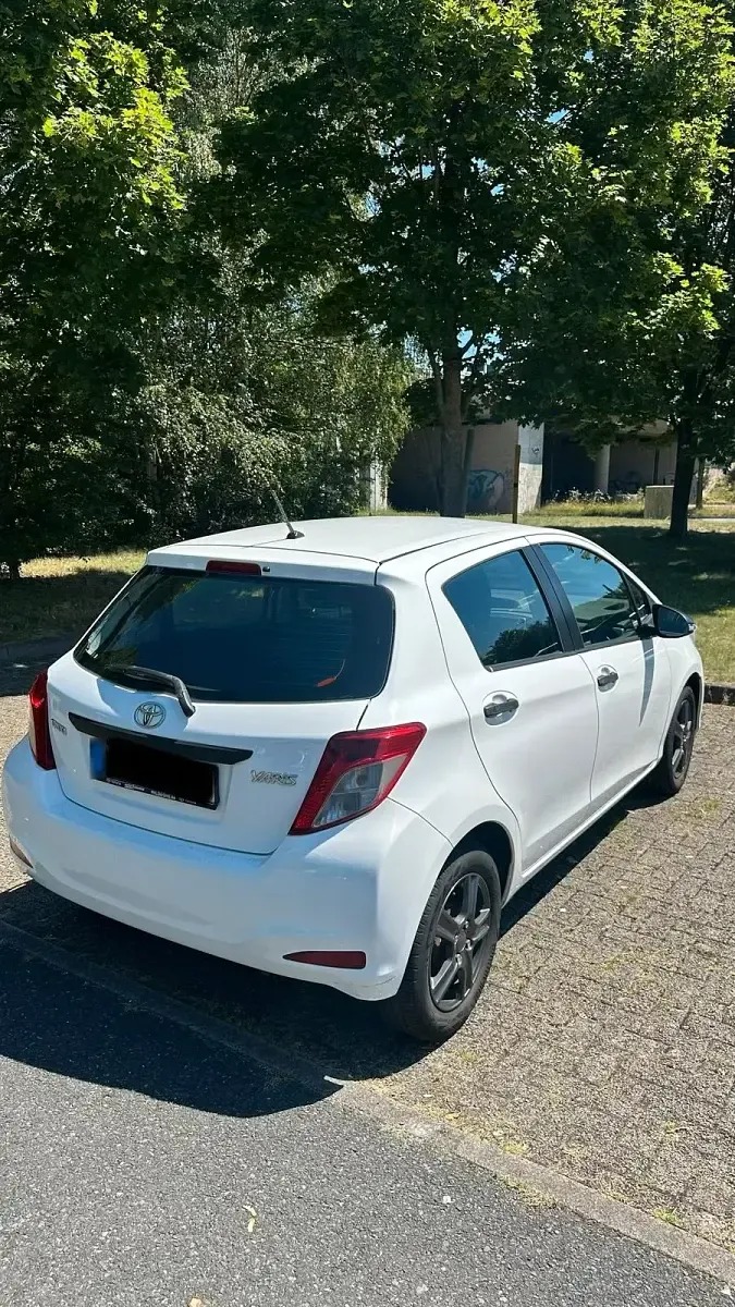Gebraucht Toyota Yaris 69 PS (50 kW) 2013 Weiß Kleinwagen