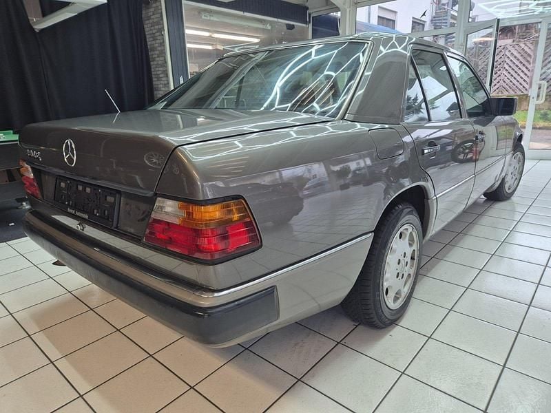 Używany Mercedes E220 150 KM (110 kW) 1993 Szary Sedan/Limuzyna