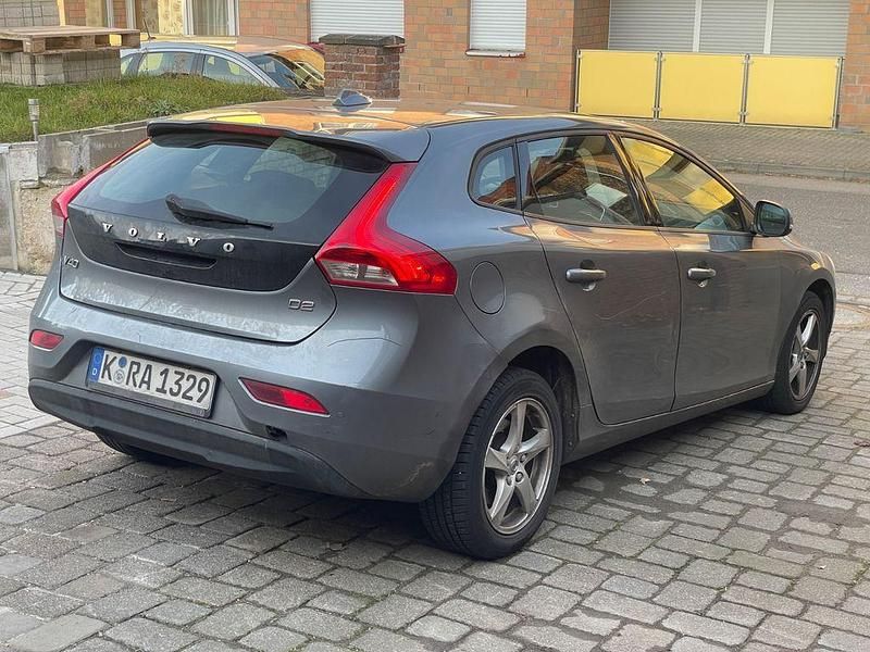 Gebraucht Volvo V40 Momentum 120 PS (88 kW) 2017 Grau Limousine