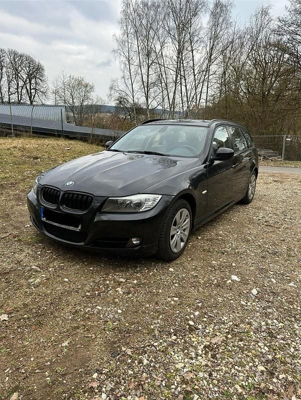 Schwarz Gebraucht 2011 BMW 318 Kombi | 5.890 € (Fairer Preis) - Bild 1/4