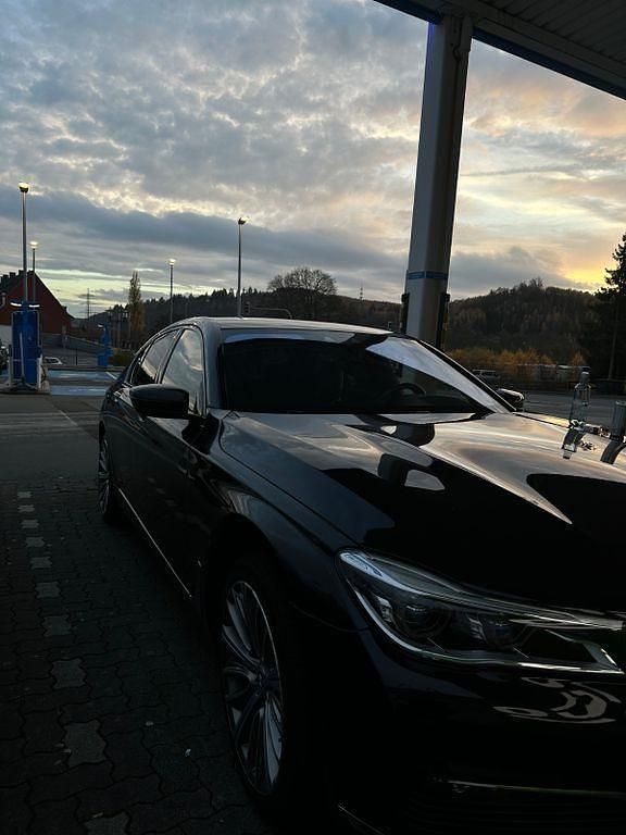 Gebraucht BMW 750 449 PS (330 kW) 2017 Schwarz Limousine