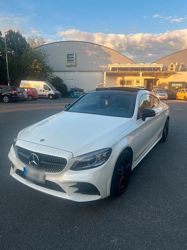 Weiß Gebraucht 2018 Mercedes C300 AMG line Coupé | 27.000 € (Fairer Preis) - Bild 1/4