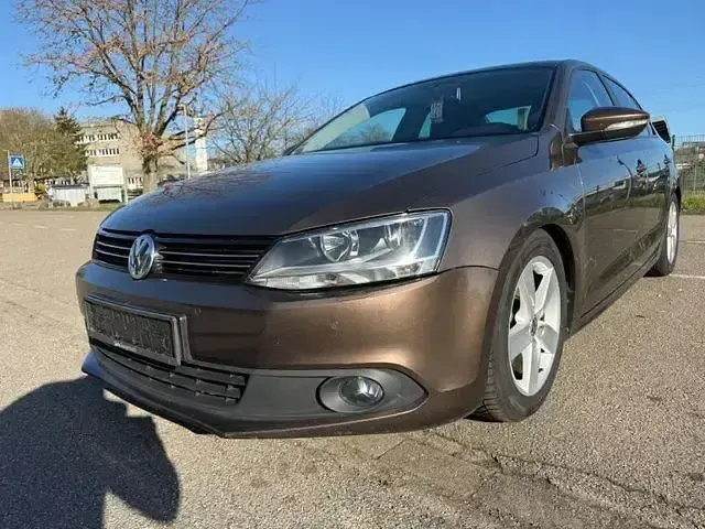 Używany VW Jetta Comfortline 105 KM (77 kW) 2011 Brązowy Sedan/Limuzyna
