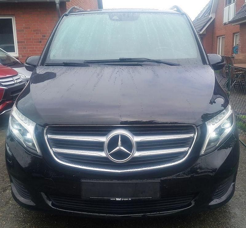 Schwarz Gebraucht 2017 Mercedes V250 Avantgarde Van / Kleinbus | 32.900 € (Guter Preis) - Bild 1/4