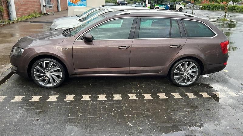 Gebraucht Skoda Octavia LAURIN & KLEMENT 184 PS (135 kW) 2015 Braun Kombi