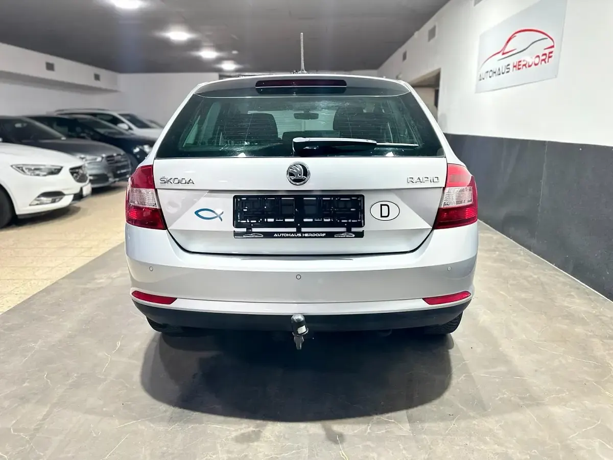 Gebraucht Skoda Rapid Joy 125 PS (91 kW) 2016 Silber Kleinwagen