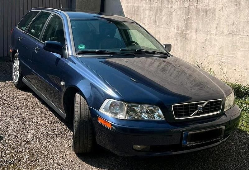Blau Gebraucht 2003 Volvo V40 Kombi | 1.700 € (Fairer Preis) - Bild 1/2