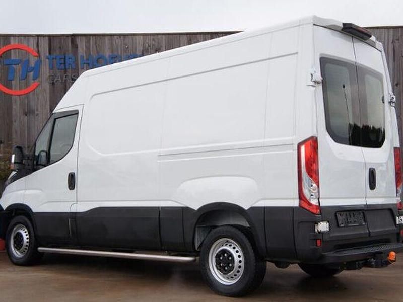 Second-hand Iveco 35.12 116 CP (85 kW) 2018 Alb Van