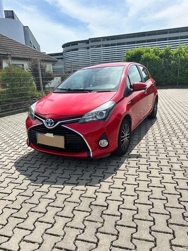 Rot Gebraucht 2014 Toyota Yaris Club Kleinwagen | 9.800 € (Fairer Preis) - Bild 1/4