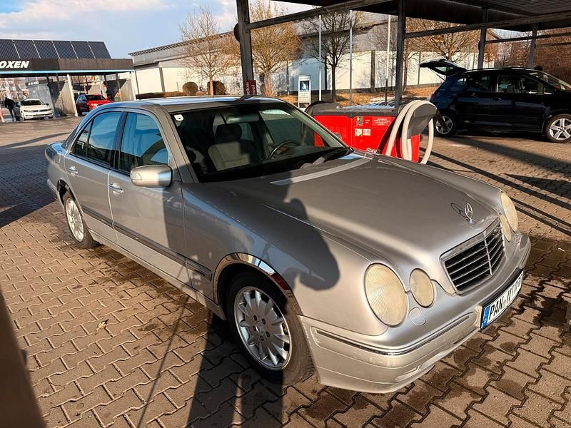Gebraucht Mercedes E200 Elegance 116 PS (85 kW) 2001 Silber Limousine