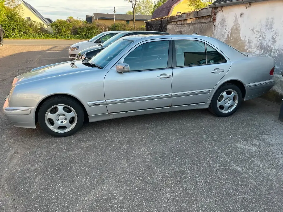 Używany Mercedes E320 Avantgarde 197 KM (144 kW) 2000 Sedan/Limuzyna