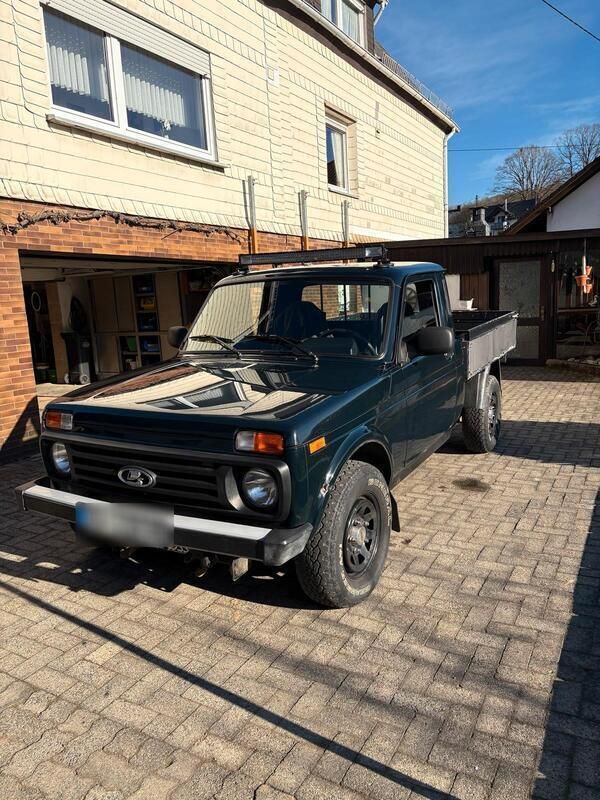 Grün Gebraucht 2017 Lada niva SUV | 12.500 € - Bild 1/4