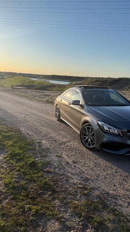 Grau Gebraucht 2017 Mercedes CLA45 AMG AMG Coupé | 30.900 € (Guter Preis) - Bild 1/4