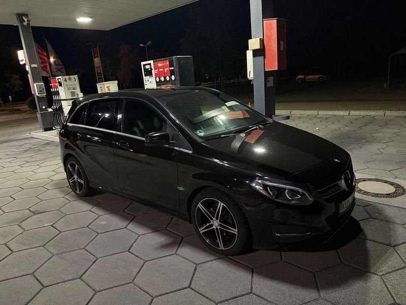 Schwarz Gebraucht 2016 Mercedes B200 AMG line Van / Kleinbus | 9.999 € (Guter Preis) - Bild 1/4