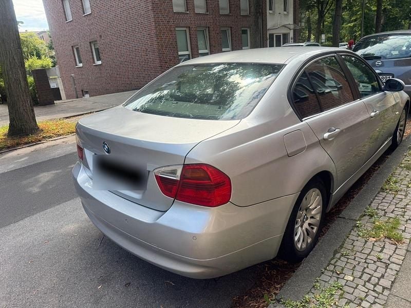 Gebraucht BMW 320 177 PS (130 kW) 2009 Silber Limousine
