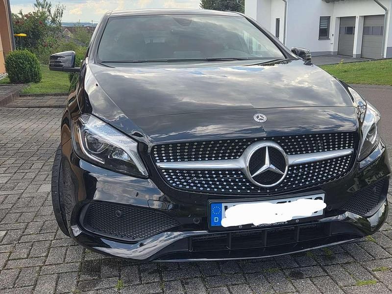Schwarz Gebraucht 2017 Mercedes A200 AMG line Limousine | 18.200 € (Fairer Preis) - Bild 1/4