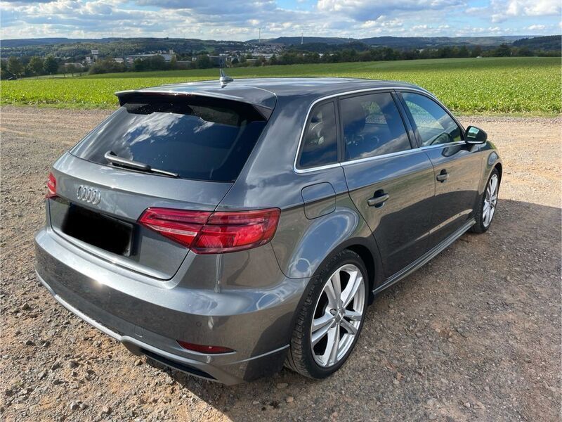 Grau Gebraucht 2018 Audi A3 Sportback S-Line Limousine | 22.800 € (Teuer) - Bild 1/4