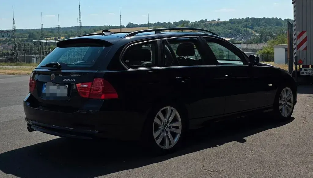 Gebraucht BMW 320 177 PS (130 kW) 2008 Schwarz Kombi