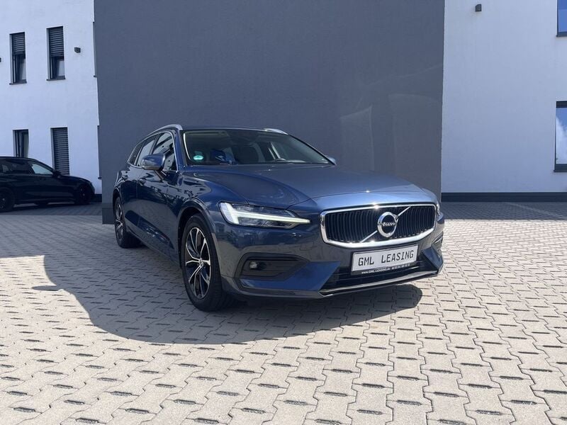 Blau Gebraucht 2018 Volvo V60 Momentum Kombi | 18.980 € (Fairer Preis) - Bild 1/4