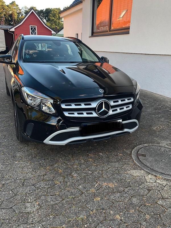 Schwarz Gebraucht 2019 Mercedes GLA180 SUV | 18.000 € (Guter Preis) - Bild 1/4