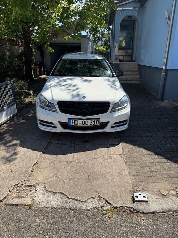 Weiß Gebraucht 2011 Mercedes C220 Coupé | 11.200 € (Fairer Preis) - Bild 1/4