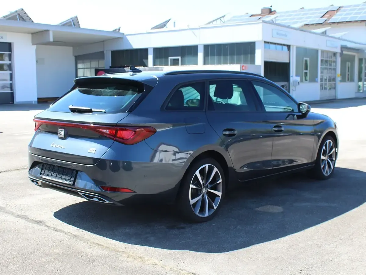 Gebraucht Seat Leon FR 204 PS (150 kW) 2021 Grau ("magnetic" grau metallic) grau (alcantara) Kombi