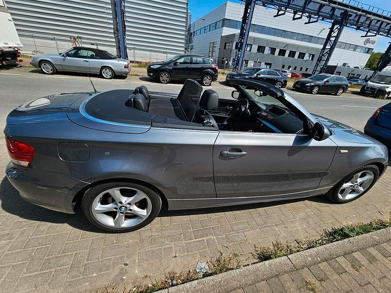 Grau Gebraucht 2010 BMW 123 Cabriolet Cabrio | 8.650 € - Bild 1/4