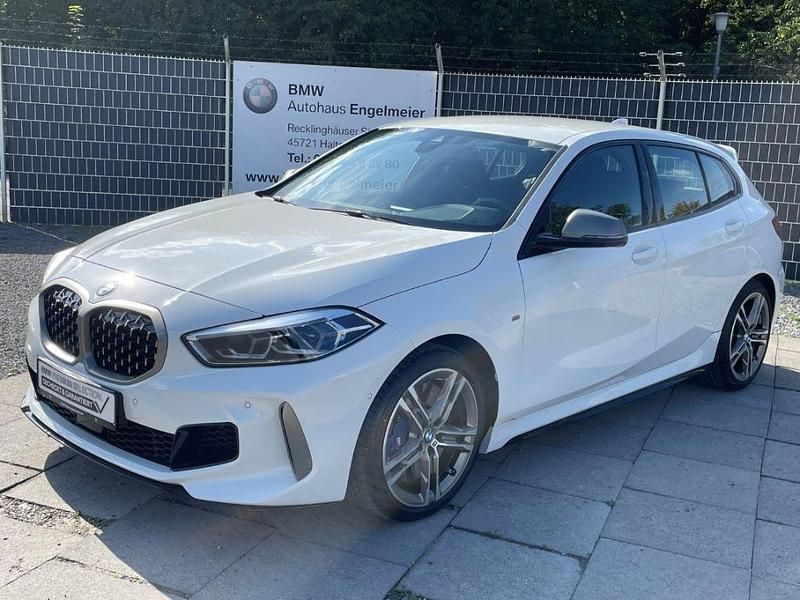 Weiß Gebraucht 2024 BMW M135 Performance Kleinwagen | 35.990 € (Superpreis) - Bild 1/3