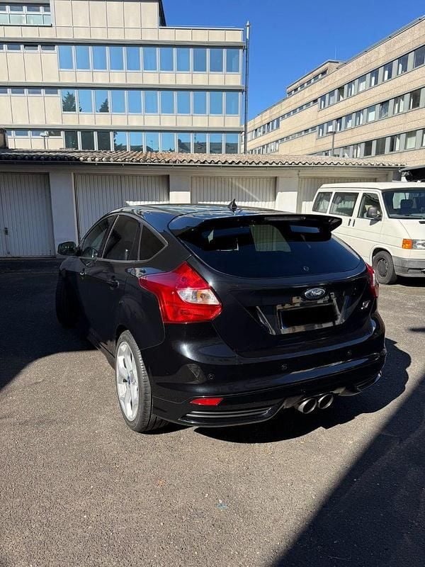 Second-hand Ford Focus ST 250 CP (183 kW) 2013 Negru Berlinǎ
