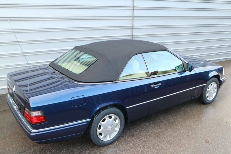 Gebraucht Mercedes E220 150 PS (110 kW) 1995 Azuritblau Cabrio
