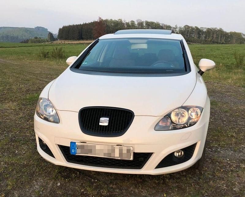 Weiß Gebraucht 2009 Seat Leon Limousine | 1.950 € (Guter Preis) - Bild 1/4