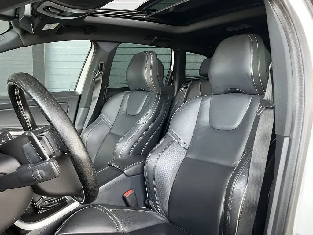 Gebraucht Volvo XC60 R-Design 150 PS (110 kW) 2015 Weiß SUV