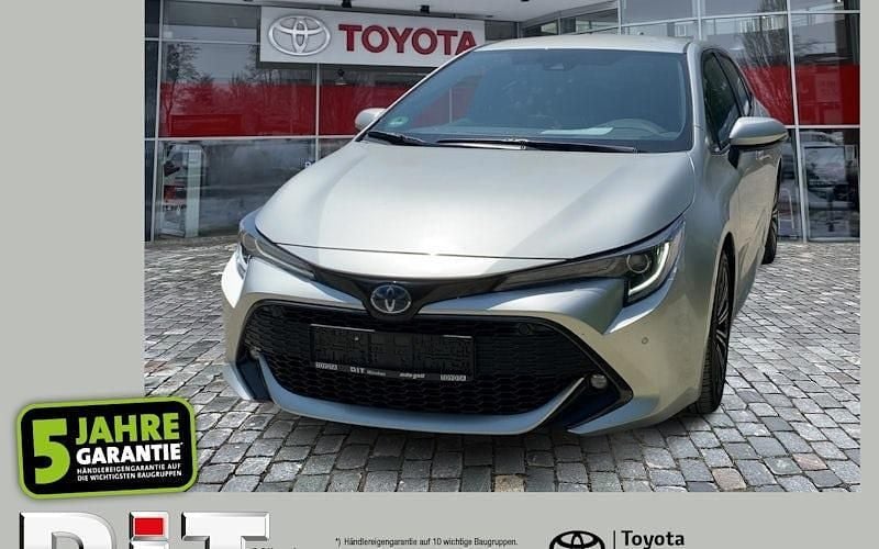 Precious silver Gebraucht 2023 Toyota Corolla Team Limousine | 24.990 € (Fairer Preis) - Bild 1/4