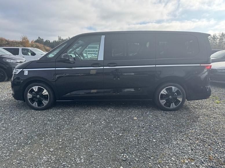 Neu VW Multivan 150 PS (110 kW) 2025 Deep black perleffekt Van