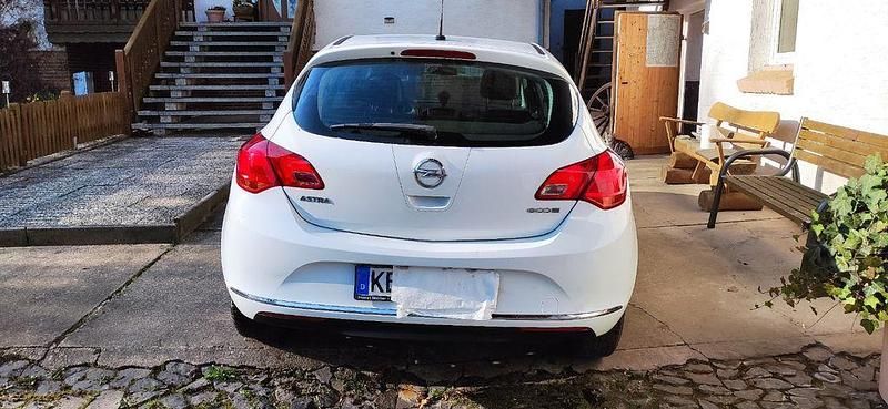 Gebraucht Opel Astra 101 PS (74 kW) 2014 Weiß Limousine