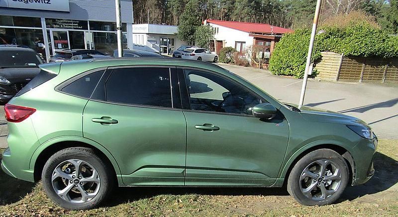 Gebraucht Ford Kuga ST-Line 186 PS (136 kW) 2025 Grün SUV