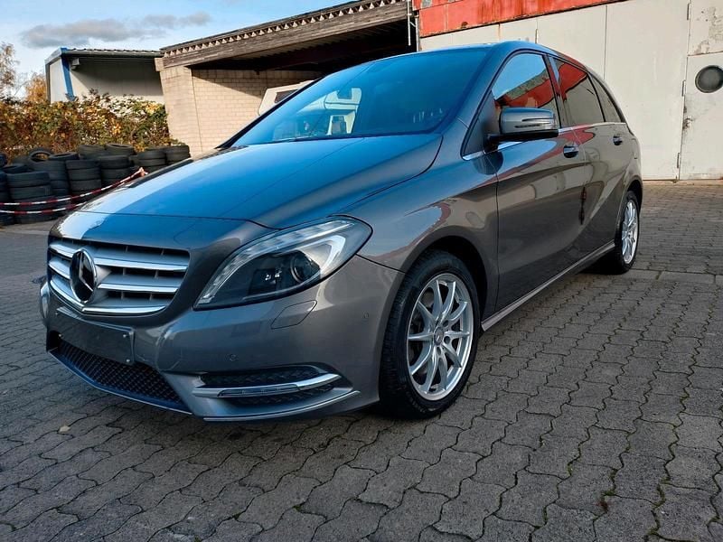Gebraucht Mercedes B250 210 PS (154 kW) 2014 Grau Van / Kleinbus
