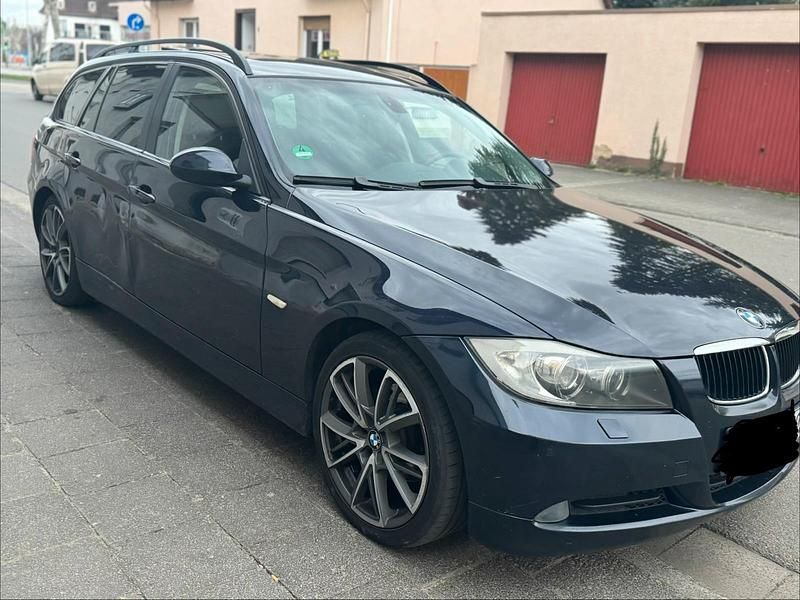 Gebraucht BMW 320 163 PS (119 kW) 2007 Blau Kombi
