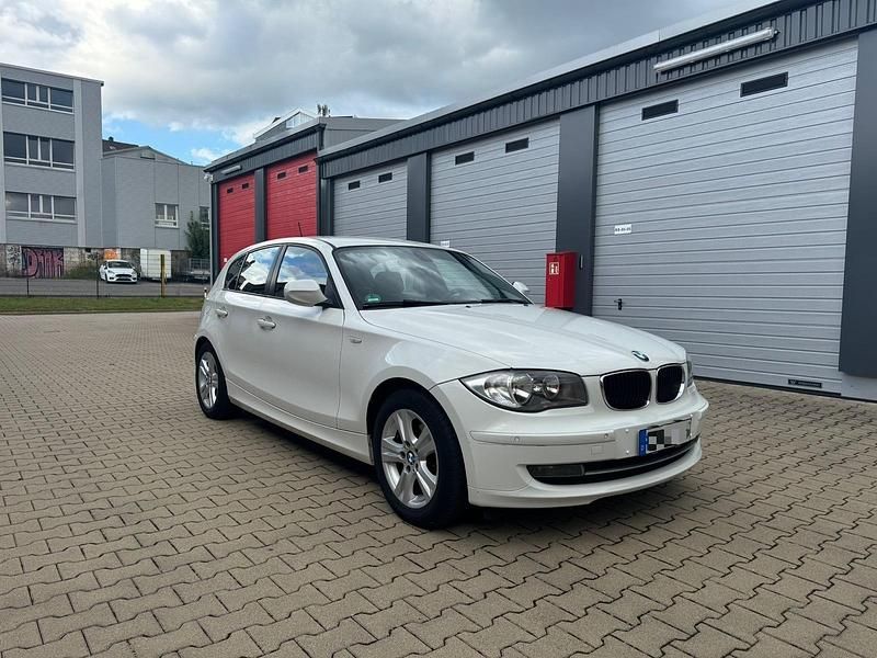 Weiß Gebraucht 2010 BMW 116 Kleinwagen | 4.220 € (Fairer Preis) - Bild 1/4