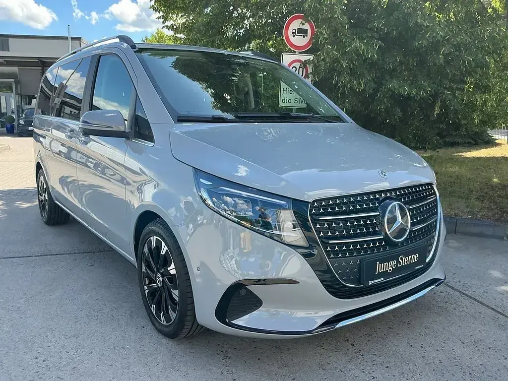 Gebraucht Mercedes V250 Avantgarde 190 PS (139 kW) 2025 Alpingrau Van / Kleinbus