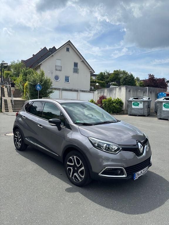 Grau Gebraucht 2016 Renault Captur Crossborder SUV | 11.299 € (Fairer Preis) - Bild 1/4