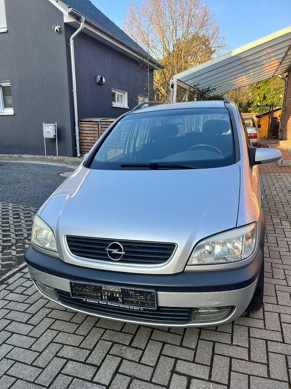 Silber Gebraucht 2002 Opel Zafira Elegance Van / Kleinbus | 995 € (Superpreis) - Bild 1/4