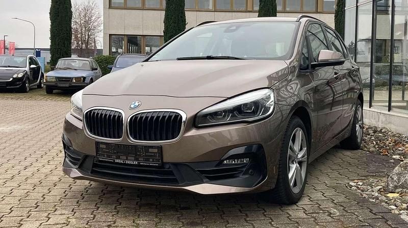 Jucarobeige metallic Gebraucht 2019 BMW 218 Limousine | 16.380 € (Fairer Preis) - Bild 1/4