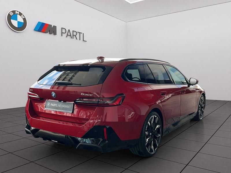 Nowe BMW 530e Performance 299 KM (219 kW) 2026 Czerwony Kombi