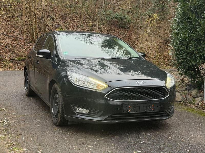 Schwarz Gebraucht 2017 Ford Focus Limousine | 4.890 € (Superpreis) - Bild 1/4