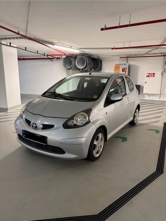 Grau Gebraucht 2006 Toyota Aygo City Kleinwagen | 3.900 € (Fairer Preis) - Bild 1/4