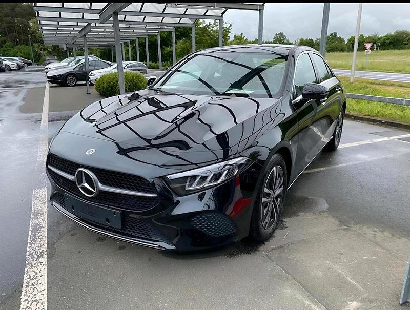 Schwarz Gebraucht 2023 Mercedes A180 Progressive Limousine | 26.999 € (Fairer Preis) - Bild 1/4