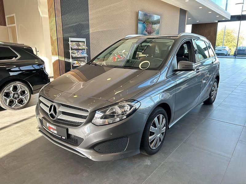 Grau Gebraucht 2018 Mercedes B180 Van / Kleinbus | 12.999 € (Guter Preis) - Bild 1/4